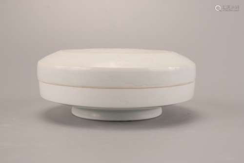 A Chinese Porcelain Powder Box