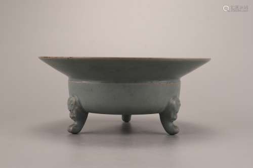 A Chinese Porcelain Three-legged Basin 
