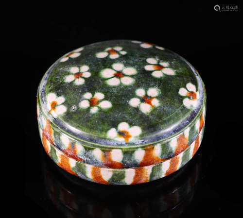 A Chinese Tri-colored Porcelain Powder Box