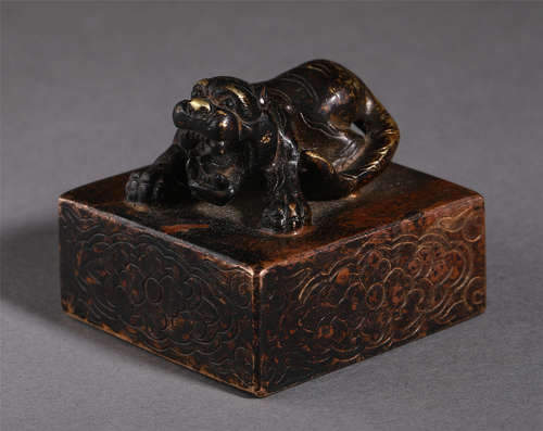 CHINESE ANCIENT BRONZE CAVRVED BEAST SEAL