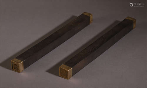 A PAIR OF CHINESE ROSEWOOD CARVED BRONZE INLAID TABLE ITEM