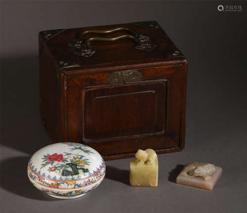 A SET OF CHINESE SOAP STOUE CARVED SEAL AND SEAL PASTE BOX AND COVER