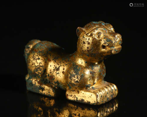 AN ANCIENT CHINESE GILT BRONZE BEAST TABLE ITEM