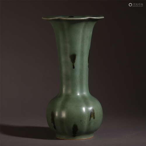 CHINESE PORCELAIN CELADON GLAZE VASE