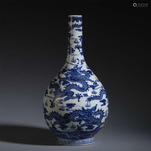 CHINESE BLUE AND WHITE PORCELAIN DRAGON PATTERN VASE