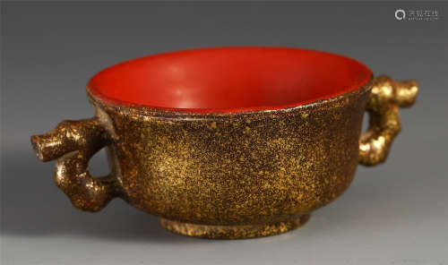 A SMALL CHINESE GILT LACQUERED DOUBLE HANDLE CUP