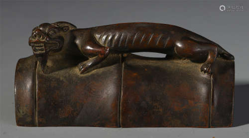 AN ANCIENT CHINESE BRONZE CARVED BEAST TABLE ITEM