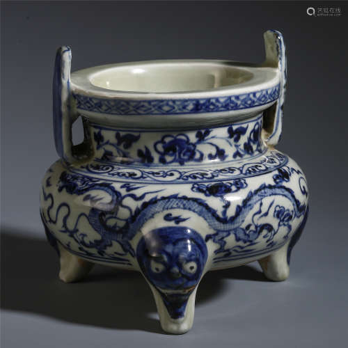 CHINESE BLUE AND WHITE PORCELAIN DOUBLE HANDLE TRIPLE FEET CENSER