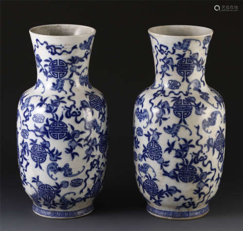 A PAIR OF CHINESE BLUE AND WHITE PORCELAIN FLOWER VASE