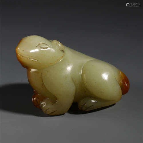 A SMALL CHINESE JADE CARVED BEAST TABLE ITEM