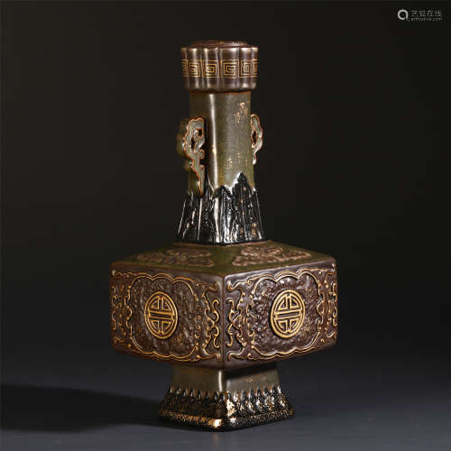 CHINESE GILT LACQUERED DOUBLE HANDLD SQUARE VASE