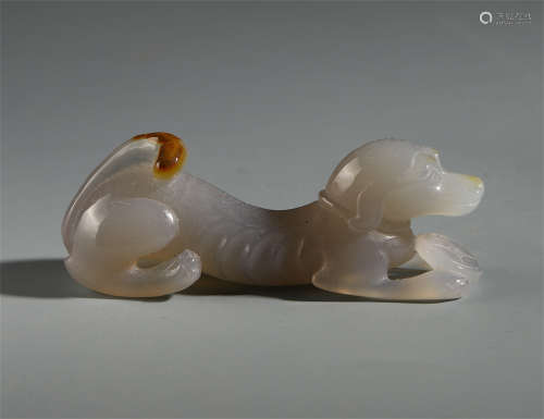 A FINE CHINESE AGATE CAVED  BEAST TABLE ITEM