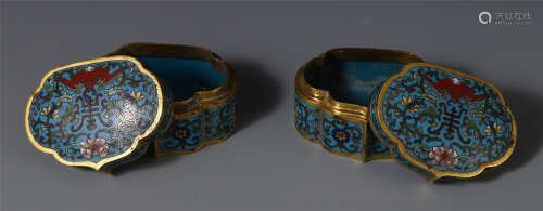 A PAIR OF CHINESE CLOISONNE FLOWER LIDDED BOX