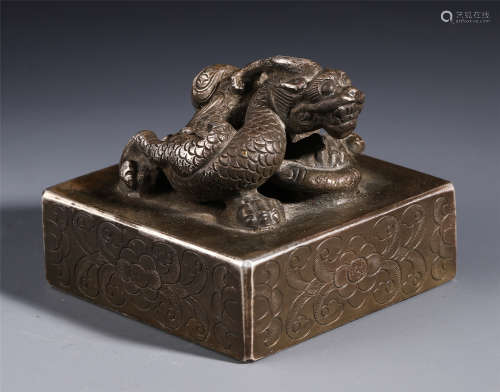 AN ANCIENT CHINESE SILVER CARVED DRAGON SEAL