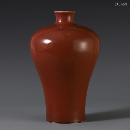 A FINELY CHINESE PORCELAIN RED GLAZE V…