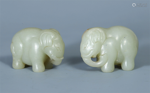 A PAIR OF CHINESE ANCIENT JADE CARVED E…