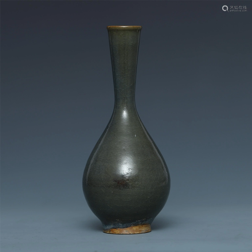 A FINE CHINESE PORCELAIN CELADON GL…