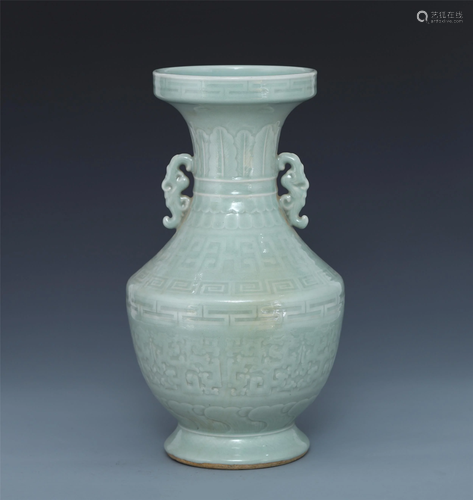 A CHINESE PORCELAIN CELADON GL…