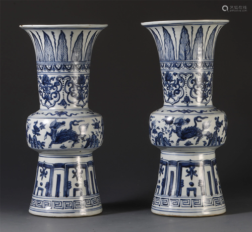 PAIR OF CHINESE PORCELAIN BLUE AND W…