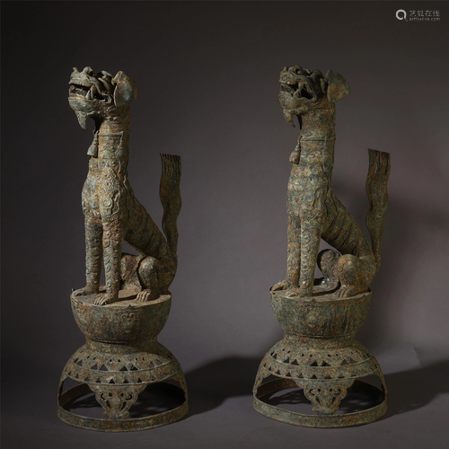 A PAIR OF CHINESE ANCIENT BRONZE BEAST…