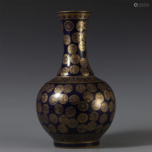 A LARGE CHINESE PORCELAIN VASE WITH G…