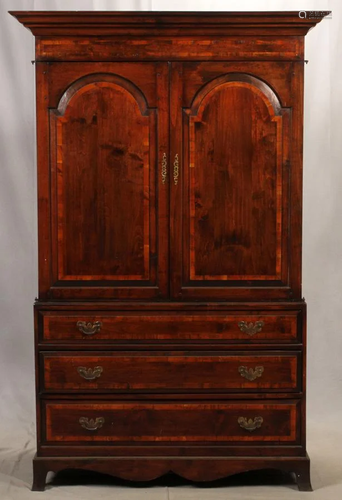 GEORGIAN STYLE MAHOGANY LINEN PRESS