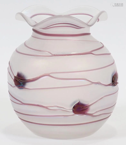 ART GLASS VASE WITH THREADED MOTIF