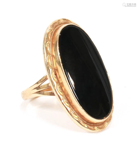 18KT GOLD & ONYX RING, SIZE: 8.75, …