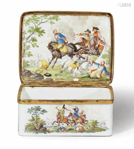 A porcelain snuff box with battle scenesGilt copper mounted porcelain snuff box decorated to six