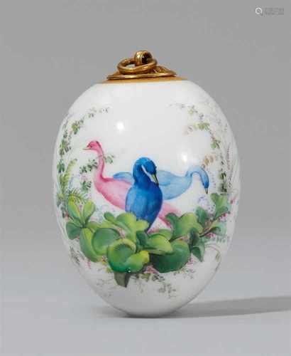 A Berlin KPM porcelain easter egg with birds of paradiseWith gilt metal mountings. Unmarked. H 6.5