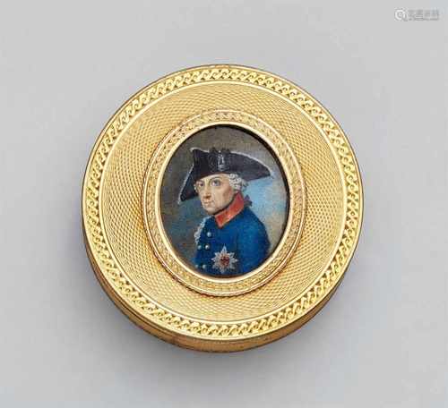 A bonbonnière with a portrait of Friedrich IIRound box made from gilt copper over tortoiseshell