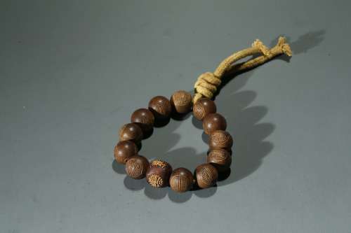 A CHINESE AGARWOOD GOLD BEAD BRACELET