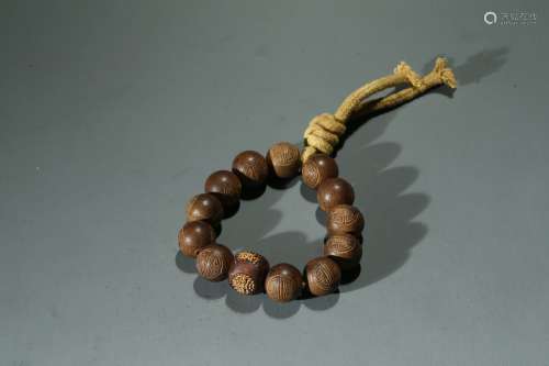 A CHINESE AGARWOOD GOLD BEAD BRACELET