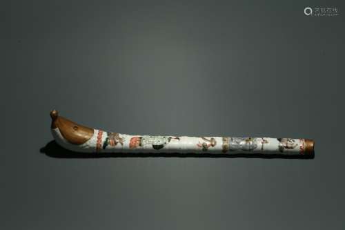 A FAMILLE ROSE 'FIGURES' SMOKING PIPE