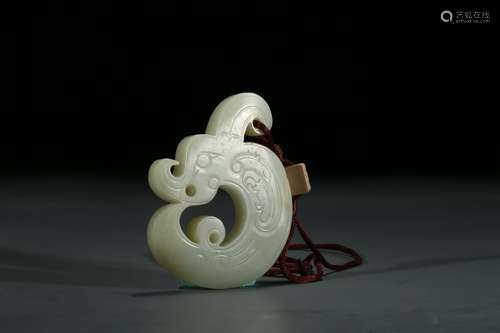 A WHITE JADE 'DRAGON' PENDANT