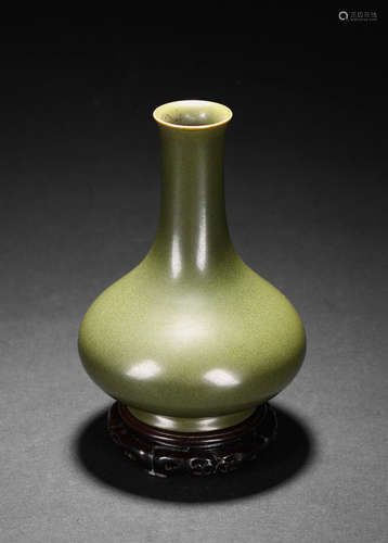 A CHINESE TEA-DUST GLAZED BOTTLE VASE WITH STAND