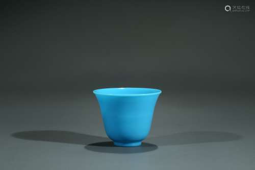 A CHINESE PEKING TURQUOISE BLUE GLASS WINE CUP