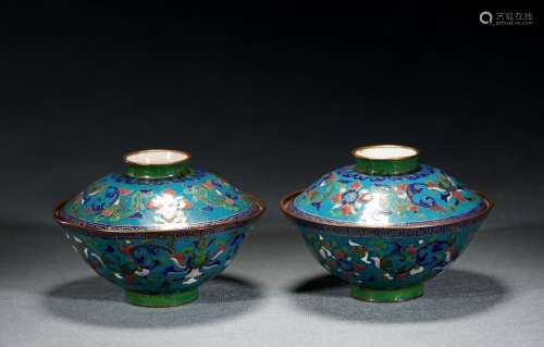 A PAIR OF CLOISONNE ENAMEL BOWLS WITH COVER