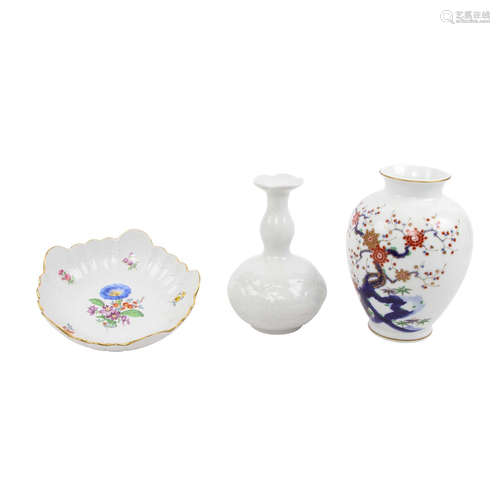 Konvolut 1 Schale und 1 Vase MEISSEN, 1 Vase JAPAN, 20. Jhd.:MEISSEN Schale mit gewelltem Rand und