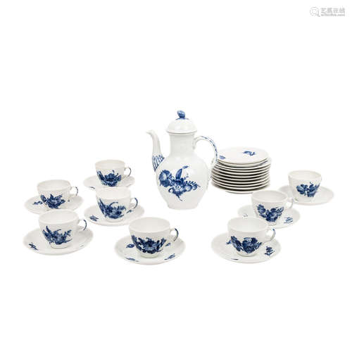 ROYAL COPENHAGEN Kaffeeservice f. 8 Personen 'Blaue Blume', 1. und 2. Wahl, 20. Jh..8