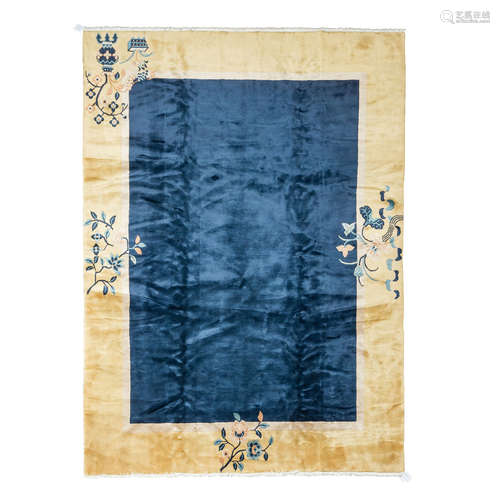 Teppich. CHINA, 20. Jh., 235x170 cm.Das uni-dunkelblaue Innenfeld ist umrahmt von einer schmalen,