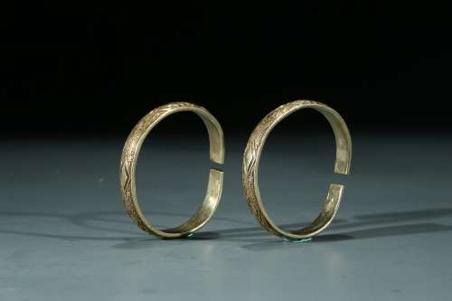 A PAIR OF CHINESE GILT SILVER BRACELETS