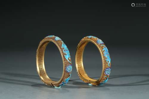 A PAIR OF CHINESE KINGFISHER FEATHER GILT SILVER WIRE BANGLES