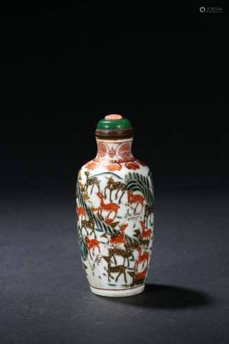 A FAMILLE ROSE 'HUNDRED DEER' SNUFF BOTTLE