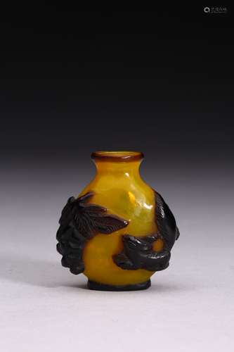 A BLACK OVERLAY YELLOW GLASS SNUFF BOTTLE