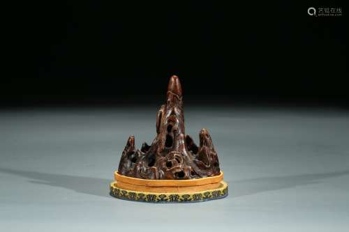 A CHINESE ALOESWOOD 'MOUNTAIN' BRUSH REST