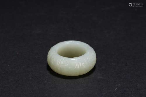 A WHITE JADE CARVED RING