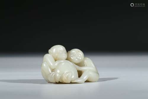 A WHITE JADE CARVING OF MONKEYS AND PEACH