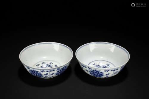 A PAIR OF BLUE AND WHITE 'FLOWERS' BOWLS