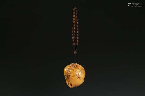 A NATURALISTIC TIANHUANG CARVED PENDANT